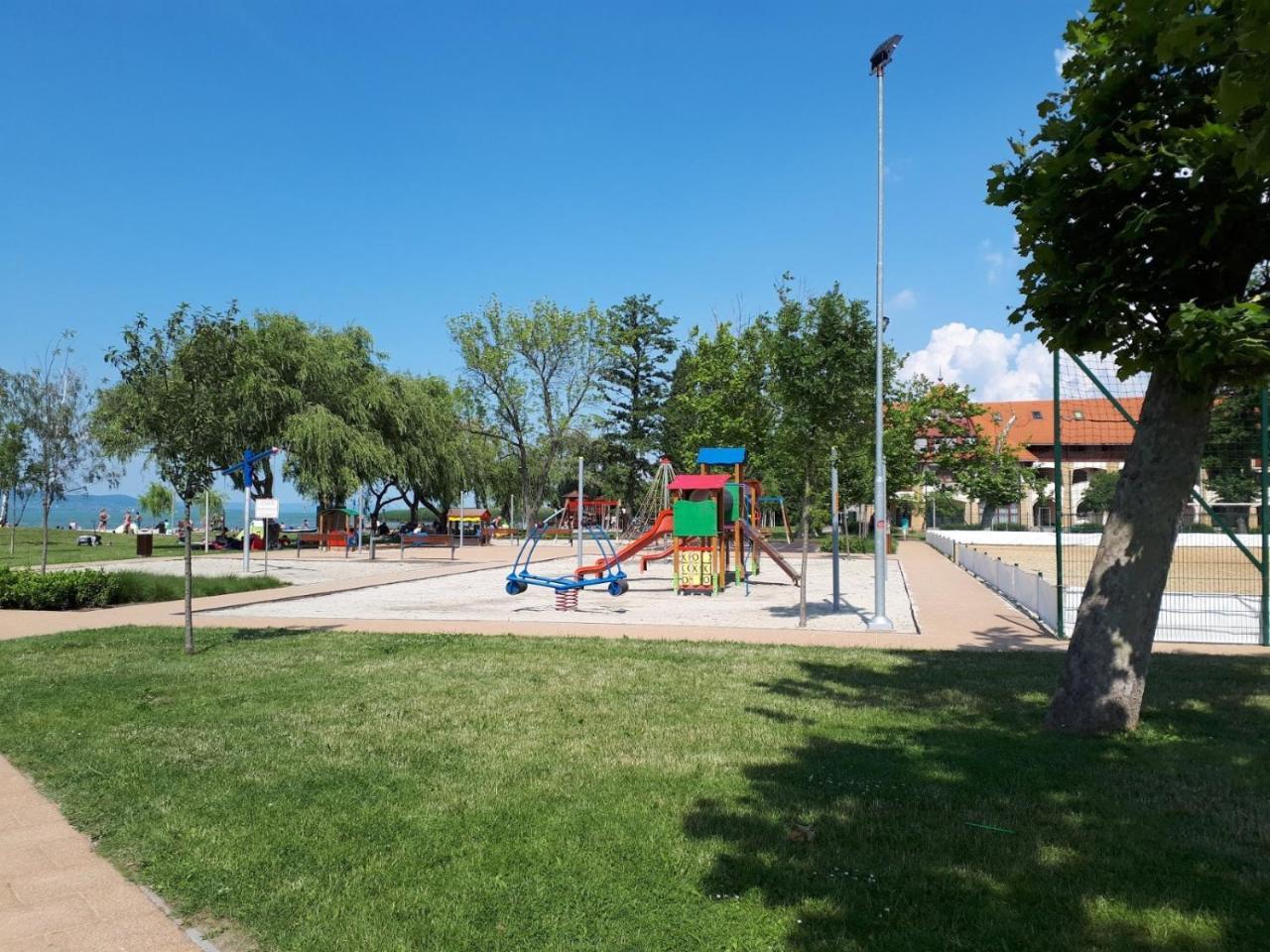 Livi Apartman Merevfalu Kerti Medencevel Fonyód Екстериор снимка
